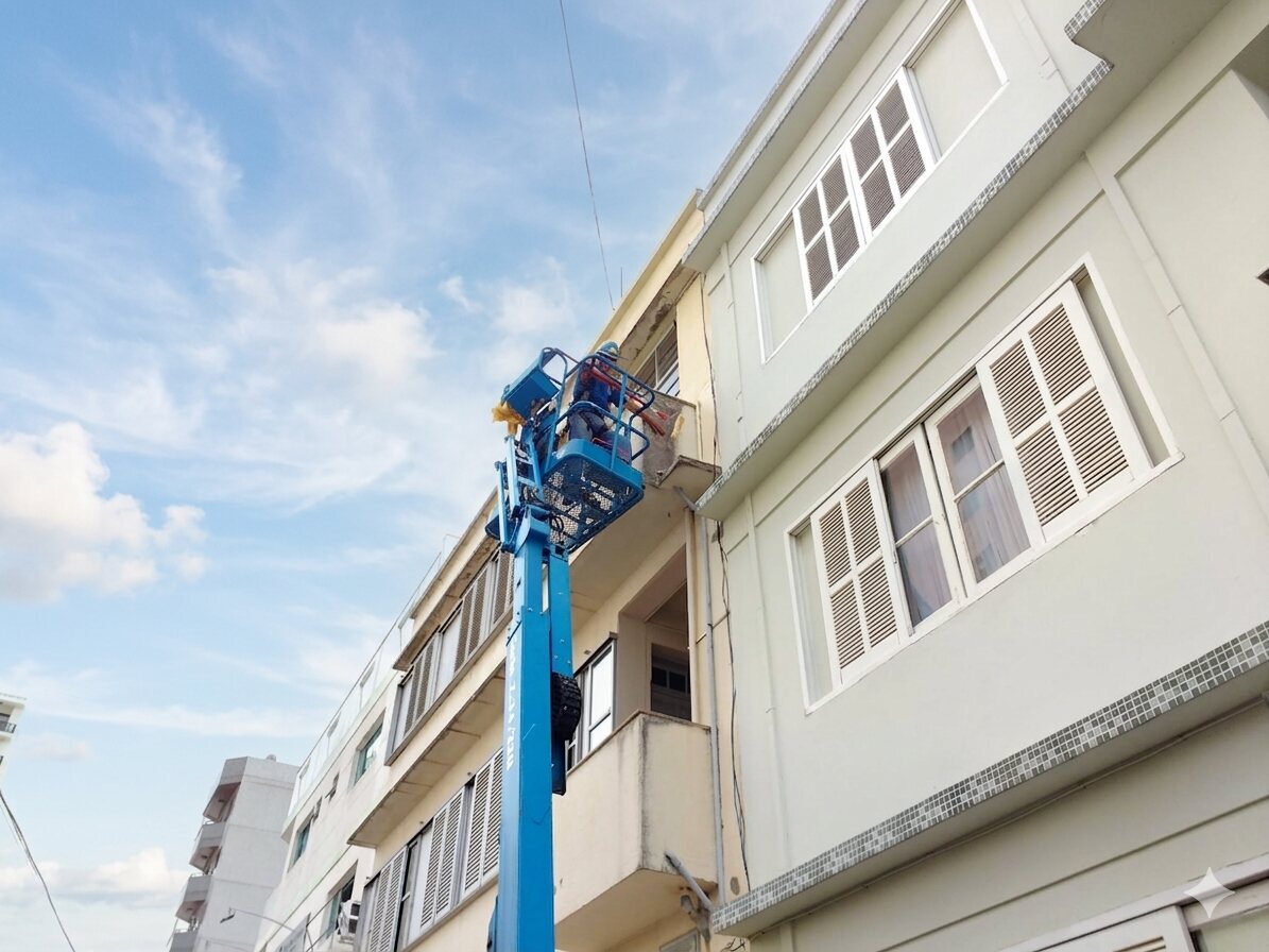 Plataforma articulada com acesso lateral em obra